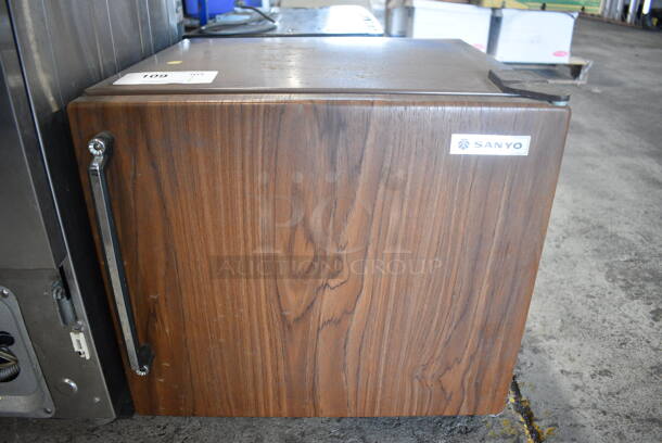 Sanyo Model SR4802 Wood Pattern Mini Cooler. 115 Volts, 1 Phase. 19x20x17. Tested and Working!