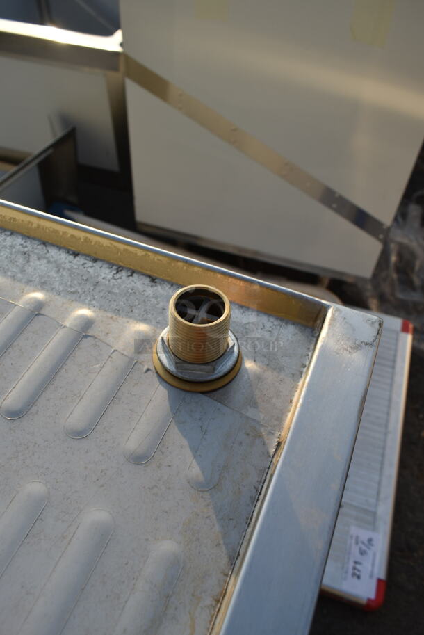 BRAND NEW SCRATCH AND DENT! Regency 600GRSU2324C Stainless Steel Corrugated Top Glass Rack Storage Unit - 23" x 24" - Image 4 of 7