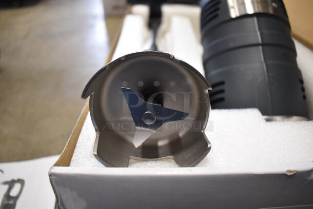 BRAND NEW SCRATCH AND DENT! AvaMix 928IBHD21 Stainless Steel Commercial 21" Shaft Immersion Blender. 120 Volts, 1 Phase. Tested and Working! - Image 4 of 9