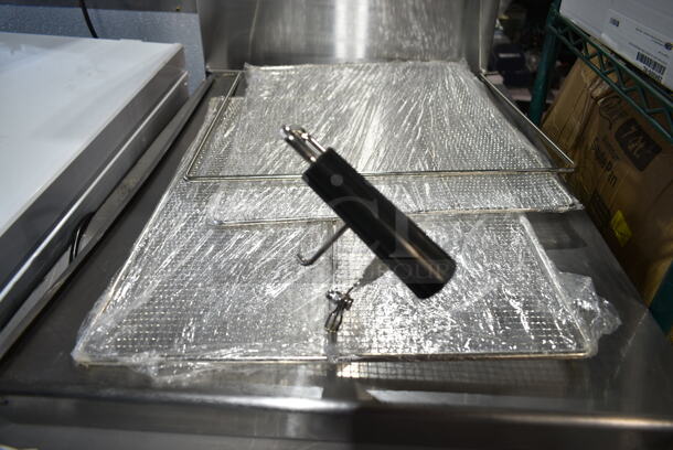 BRAND NEW SCRATCH AND DENT! 2024 Avantco 177FBF1824NG Stainless Steel Natural Gas 110-125 lb. Flat Bottom Funnel Cake / Donut Fryer. 90,000 BTU  - Image 4 of 12