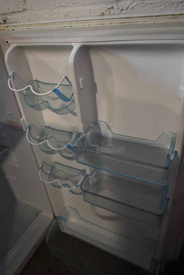 Avanti RM4406W Metal Mini Cooler. 115 Volts, 1 Phase. Tested and Working! - Image 5 of 6