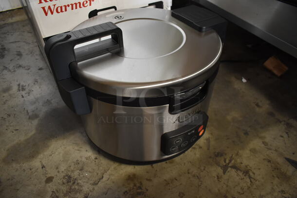 BRAND NEW SCRATCH AND DENT! Avantco 177RCSA90 Stainless Steel Commercial Countertop Electric Powered 90 Cup Rice Cooker. 240 Volts, 1 Phase. - Image 2 of 9