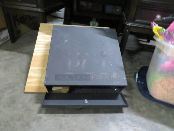 Clinton Cricket DVR 4/8 Recorder With   Lock Box And 1 Remote. 2XBID - Image 4 of 4