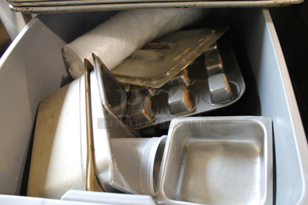 ALL ONE MONEY! Tier Lot of Various Items Including Metal Baking Pans - Image 3 of 6