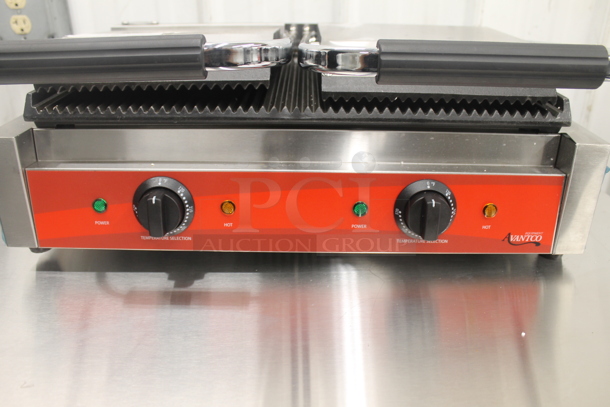 BRAND NEW SCRATCH AND DENT! Avantco 177P84 Stainless Steel Commercial Countertop Double Commercial Panini Sandwich Grill with Grooved Plate. 18 3/16" x 9 1/16" Cooking Surface. 120 Volts, 1 Phase. Tested and Working! - Image 4 of 7