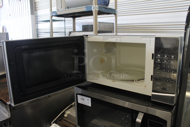 Avanti MO1108SST Metal Countertop Microwave Oven. 120 Volts, 1 Phase.  - Image 5 of 6