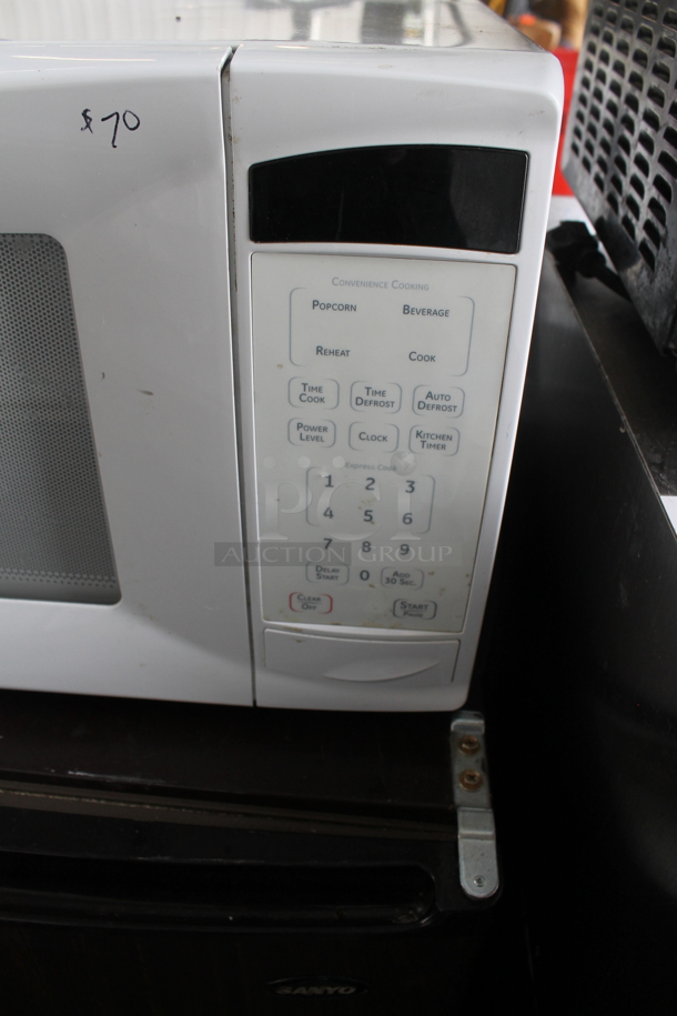 General Electric JES1139WL03 Countertop Microwave Oven. 120 Volts, 1 Phase.  - Image 2 of 5