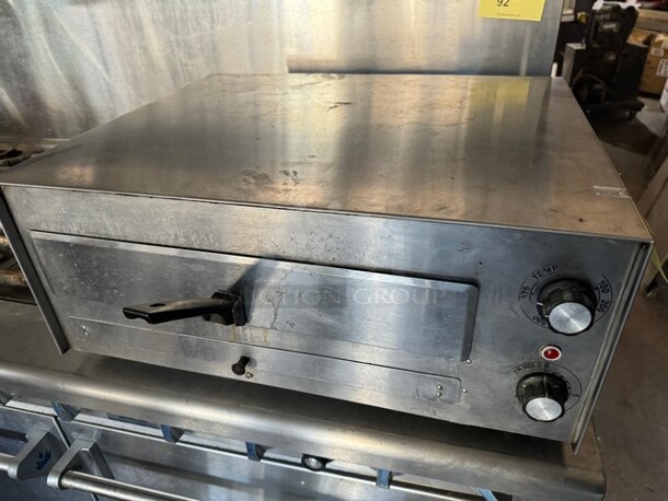 Avantco 560D  Stainless Steel Countertop Pizza / Snack Oven with Adjustable Thermostatic Control - 120V, 1700W - Image 3 of 5