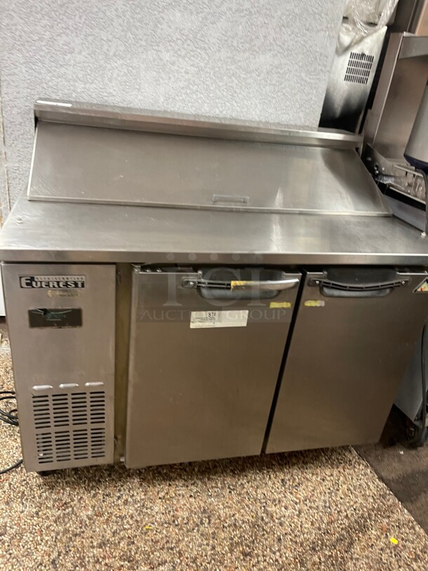 Everest Refrigeration EPR2 47.5 Inch Two Section Side Mount Sandwich Prep Table 9 Cubic Feet 115 Volt NSF  - Image 4 of 9