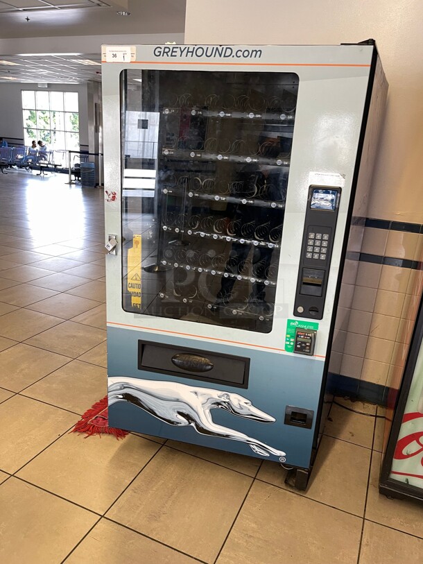 Working! Seaga Infinity INF5S Commercial Snack Vending Machine Made In The USA  Cash Or CC NSF 115 Volt Tested and Working! Currently In Use!  - Image 3 of 8