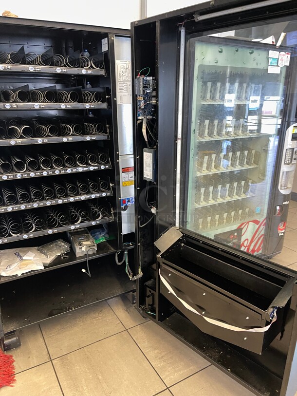 Working! Seaga Infinity INF5S Commercial Snack Vending Machine Made In The USA  Cash Or CC NSF 115 Volt Tested and Working! Currently In Use!  - Image 8 of 8