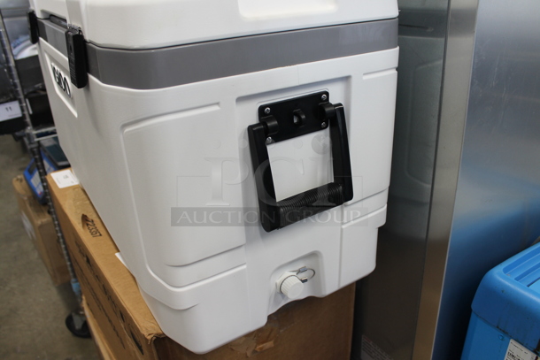 LIKE NEW! Igloo 49548 Marine Ultra 100 Qt. White Cooler with Comfort Grip Handles - Image 3 of 6