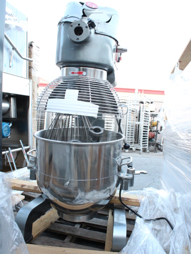 BRAND NEW SCRATCH & DENT! Avantco MX40H 40 Qt. Planetary Floor Mixer with Guard & Standard Accessories - 240V, 2 hp. S/N: 46 021723-177MX40H See photos - Image 2 of 7