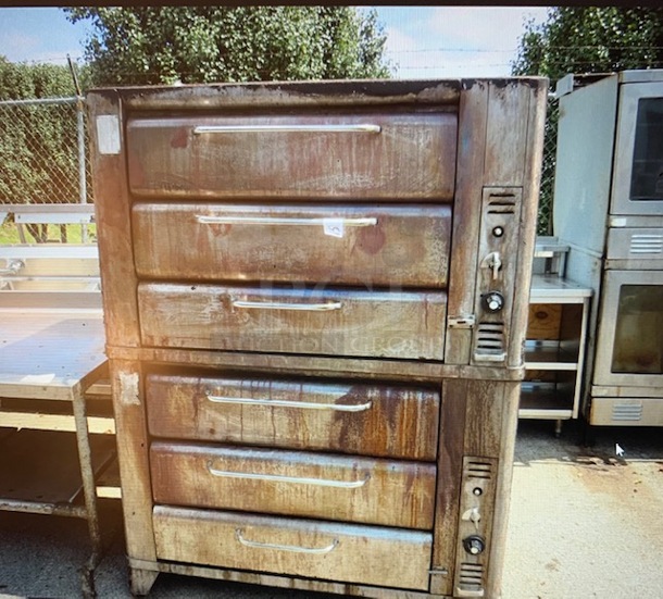 One Natural Gas Double Deck Oven . Missing 2 Knobs. 51X36X67.5
