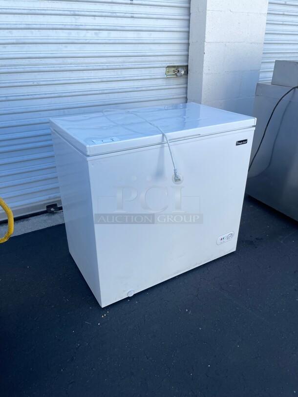 Barely Used! Magic Chef Commercial Free Standing Chest Freezer White NSF 115 Volt Tested and Working!