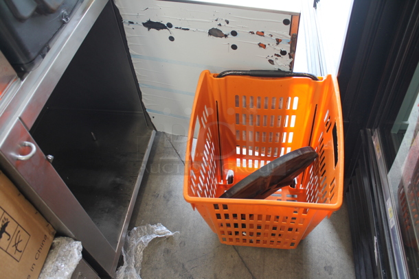 2017 Zumex Speed Pro Tank Podium Stainless Steel Commercial Floor Style Citrus Juicer on Commercial Casters. 115 Volts, 1 Phase. Tested and Working! - Image 5 of 8