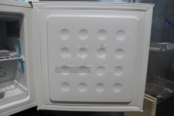 BRAND NEW SCRATCH AND DENT! Arctic King AUFM011AEW Mini Upright Freezer. 115 Volts, 1 Phase. Tested and Working! - Image 4 of 8