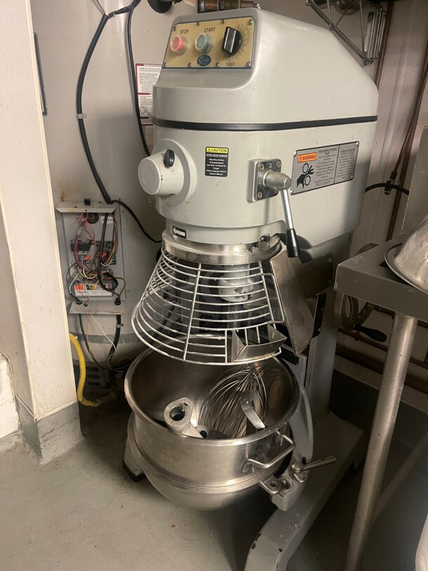 WOW! Globe SP40 40 qt. 3 Speed Floor Mixer w/Bowl Guard | 2 HP - Image 10 of 10
