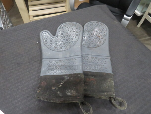 Silicone Oven Mitt. 2XBID - Image 1 of 1