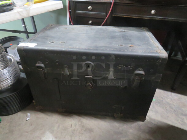 One VINTAGE Steamer Trunk. 34X20.5X23 - Image 1 of 3