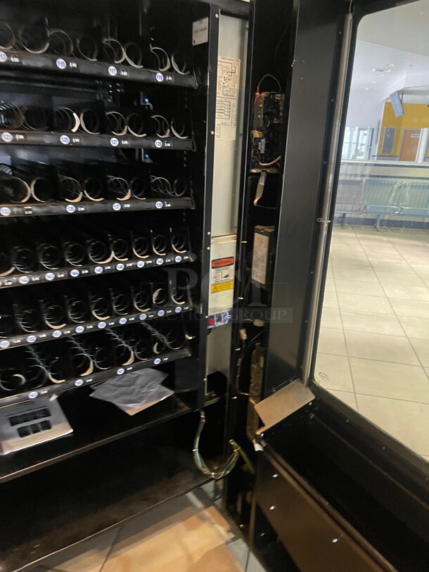 Money Maker! Seaga Infinity INF5S Commercial Snack Vending Machine Comes With CC Reader and Money Holder 115 Volt With Keys NSF Tested and Working! 40x37x72 - Image 9 of 9