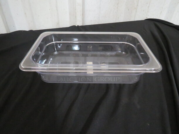 NEW 1/4 Size 2.5 Inch Deep Food Storage Container. 5XBID - Image 1 of 1