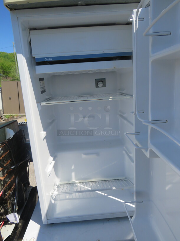 One WORKING Emerson 1 Door Under Counter Refrigerator With 2 Racks. Model# TAX4DNYCWH. 115 Volt. 19X18X34 - Image 2 of 2