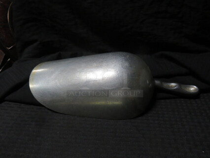 One 85oz Aluminum Scoop.
