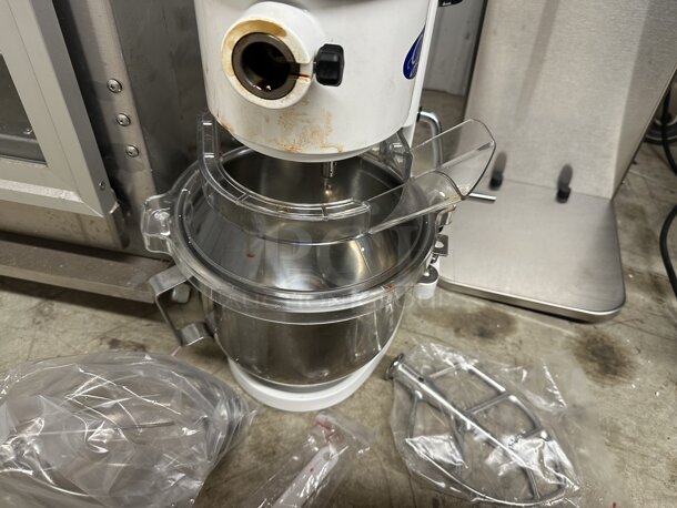 LIKE NEW! Globe SP5 Metal Commercial Countertop 5 Quart Planetary Dough Mixer w/ Stainless Steel Mixing Bowl, Poly Guard, Whisk and Paddle Attachment. 110 Volts, 1 Phase. Tested and Working! - Image 4 of 7