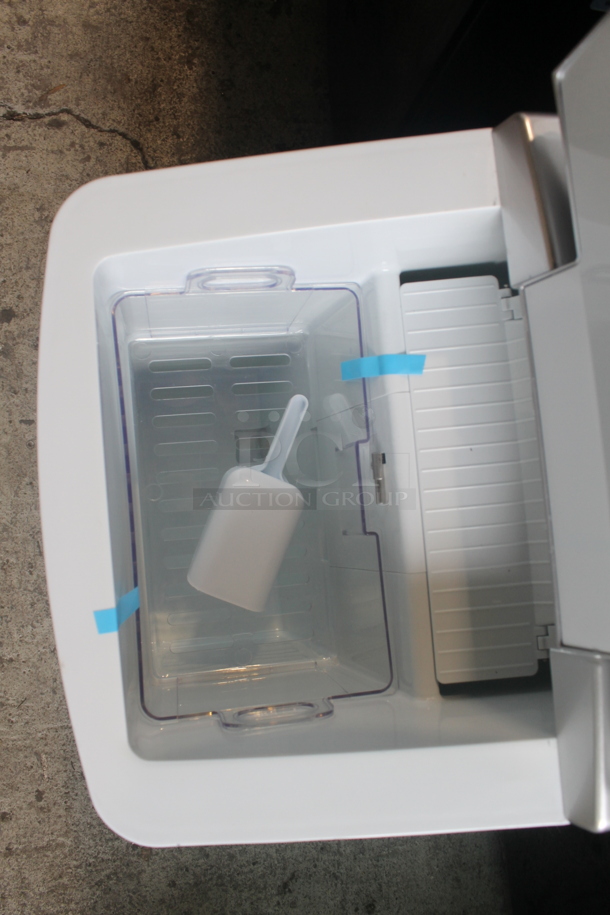 BRAND NEW SCRATCH AND DENT! Whynter IMC-490SS Compact Portable Stainless Steel Ice Maker With Scooper. 115V, 1 Phase. Tested and Working! - Image 4 of 5