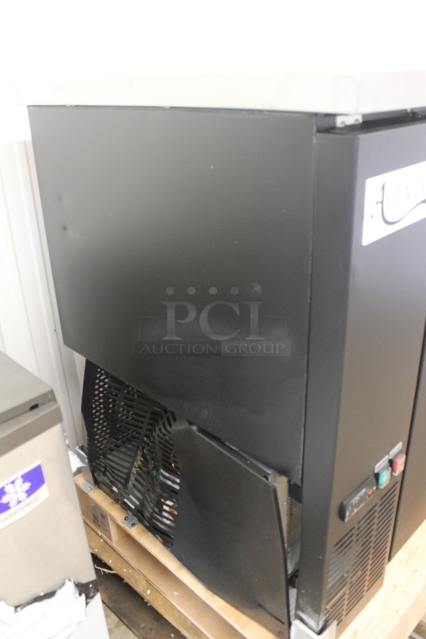 BRAND NEW SCRATCH AND DENT! 2023 Avantco 178UDD4HC Metal Commercial Direct Draw Kegerator w/ 2 Four Tap Kegerator Beer Dispenser. Stock Picture Used as Gallery Picture. 115 Volts, 1 Phase. Tested and Working! - Image 6 of 12