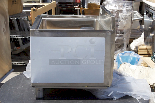 BRAND NEW SCRATCH & DENT! Regency 18" x 24" Underbar Ice Bin with 7 Circuit Post-Mix Cold Plate and Bottle Holders - 51 lb. 24x18-1/2x33 Back Right Leg Is Damaged.  - Image 6 of 10