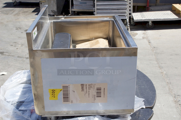 BRAND NEW SCRATCH & DENT! Regency 18" x 24" Underbar Ice Bin with 7 Circuit Post-Mix Cold Plate and Bottle Holders - 51 lb. 24x18-1/2x33 Back Right Leg Is Damaged.  - Image 8 of 10