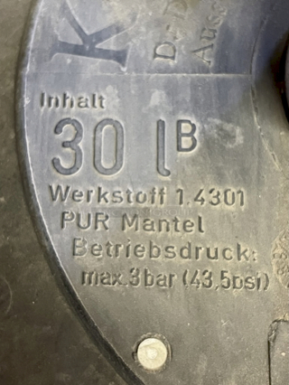 ?30 Liter Sanke “D” Kegs, Stackable, Dual Handle Stainless Steel, Polyurethane Jacketed? 30 liter = 8.1 gallons = 64 pints = 86 12oz bottles. 3x Your Bid
