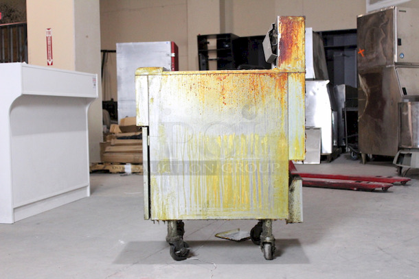 AMAZING! Frymaster RE1175C, 50lbs Vat On Commercial Casters. 208v/3ph/60hz 3 Wire.
155⁄8 in. W x 31 in. D x 453⁄8 in. H
In Working Order. Needs Cord. - Image 4 of 9