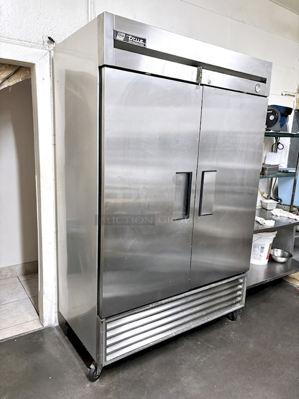 IN PERFECT WORKING ORDER! True T-49 54 1/8" Solid Door Reach-In Refrigerator, 44.6 cu. ft., On Commercial Casters. 115v, 1Ph, 5.4Amp, 60hz 54-1/8x29-1/2x83-3/8 Food Is Pictured To Demonstrate Unit Is In Working Order, NOT INCLUDED. - Image 4 of 4