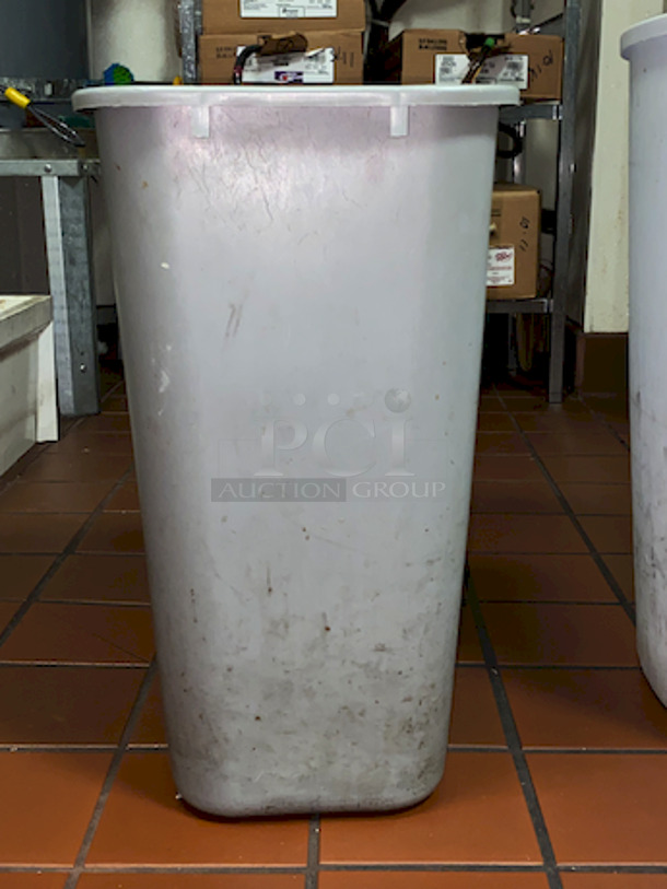 Sterilite Trash Receptacle.  - Image 4 of 6