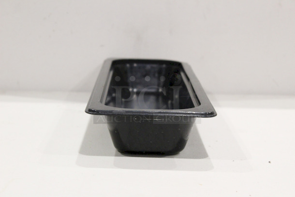 Cambro 22LPCW-110 Black, Polycarbonate Long 1/2 Pan, 2-1/2" Deep
6-3/8" x 20-7/8" x 2-1/2"
 - Image 3 of 4