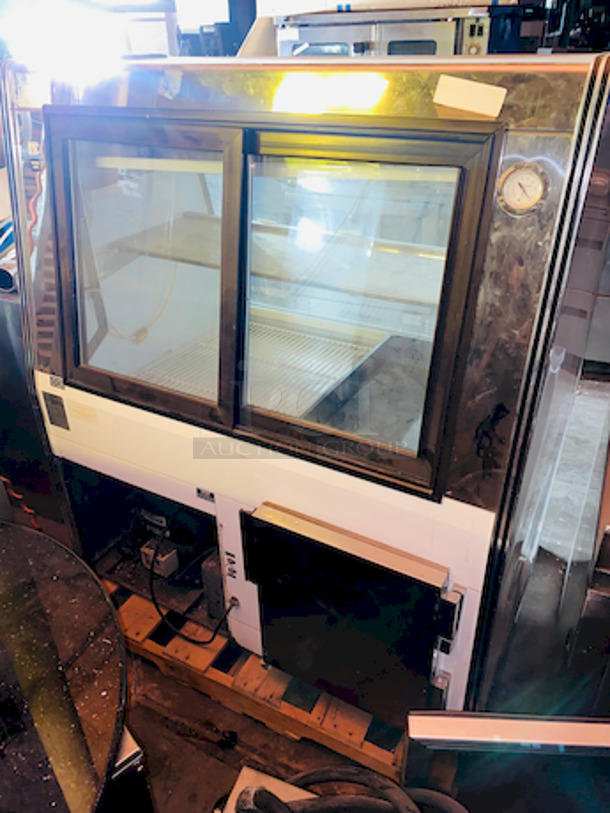 Marc Refrigeration MDL-4 S/C 48" Deli Refrigerated Double Duty Display Case with Self Contained Refrigeration.
115 volts, 1ph. 48x35x55
 - Image 4 of 6