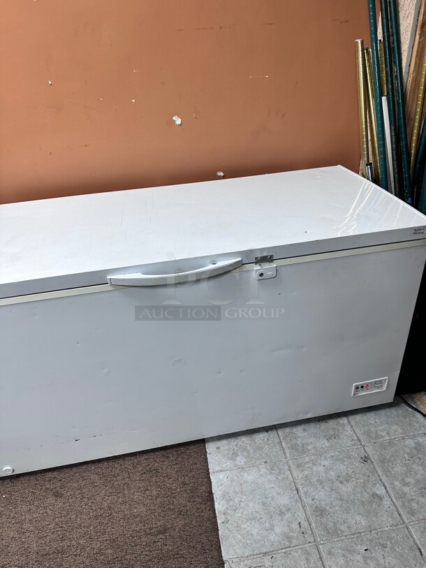 Late Model Ultra Commercial Chest Freezer 17 Cu Ft 115 Volt Large Size Tested and Working! - Image 4 of 5
