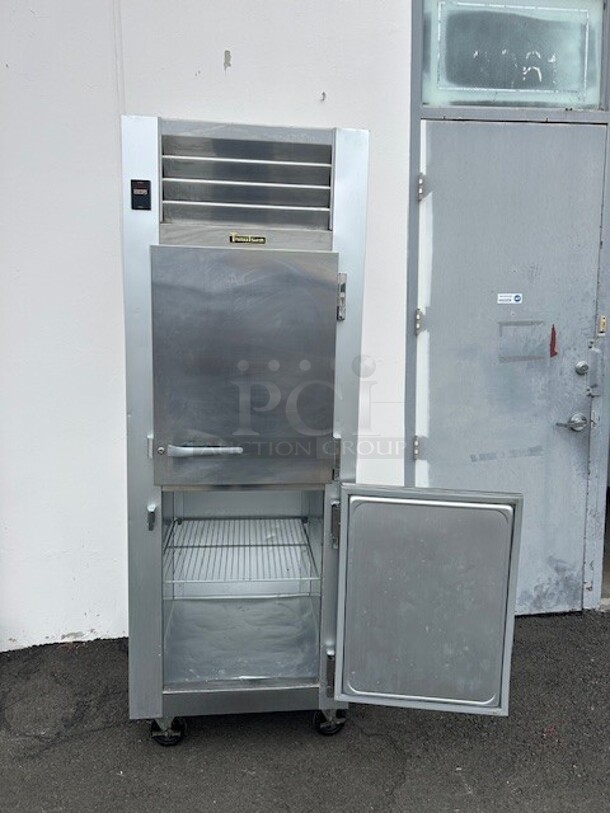 Late Model Traulsen G12000 Half Door Reach In Freezer - Right Hinged Doors 115 Volt Working - Image 10 of 10