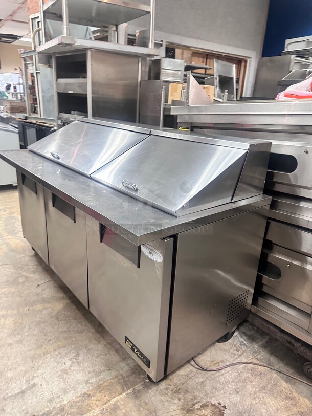 Excellent Condition True TSSU-72-30M 72" Mega Top Sandwich/Salad Prep Table w/ Refrigerated Base, 115v Tested and Working - Image 6 of 6