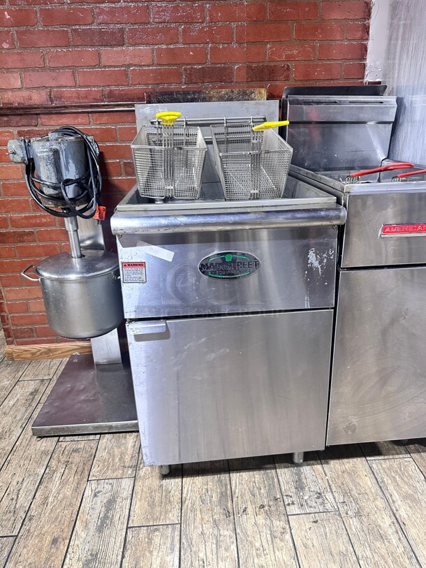 Late Model Main Street Equipment Natural Gas 70-100 lb. Stainless Steel Floor Fryer - 150,000 BTU Wokring