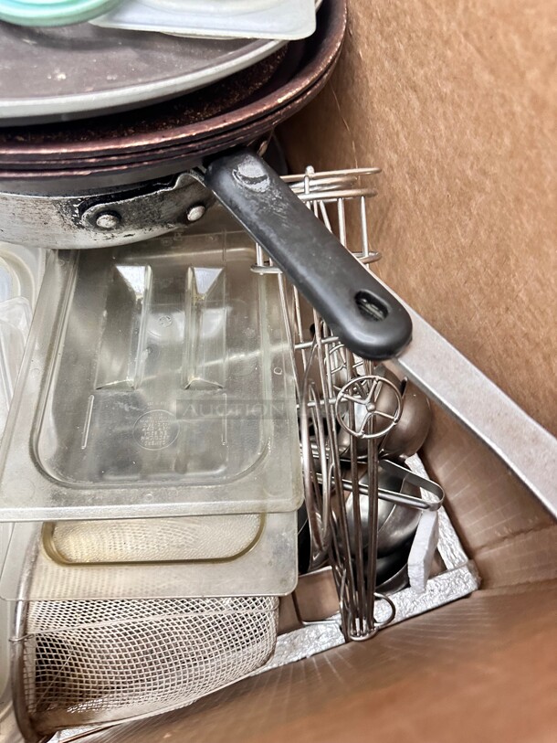 One Lot of Kitchen Items Pot Covers Serving Trays Strainer Frying Pans Spoons - Image 7 of 9