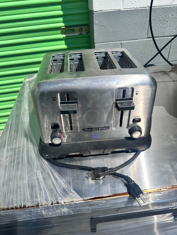 One Year Old Hamilton Beach 24850R - Proctor-Silex Pop-Up Toaster, (4) extra wide slots 115 Volt - Image 2 of 4