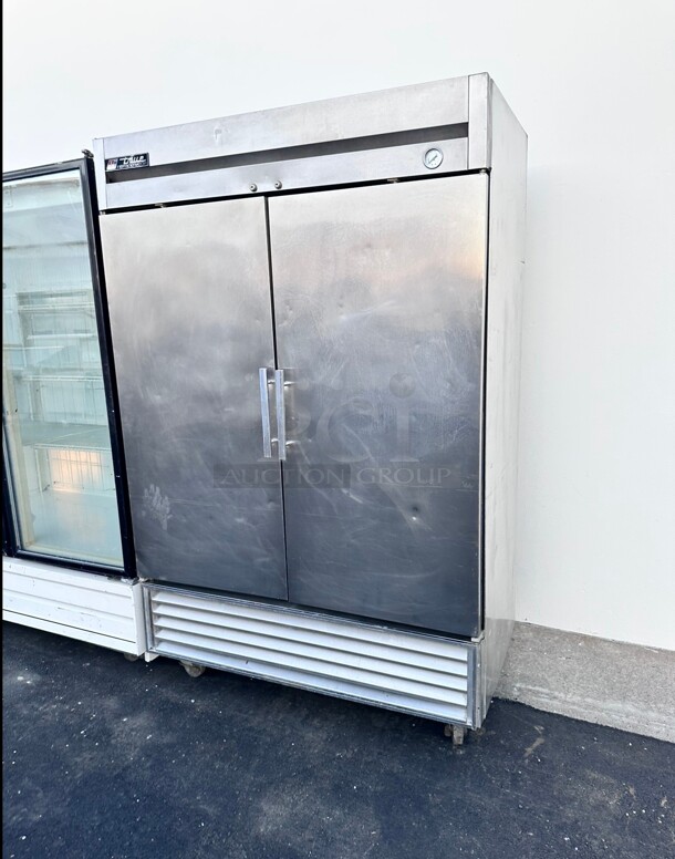 One Working True T-49-HC 54 inch Solid Door Reach-In Refrigerator 115 Volt
