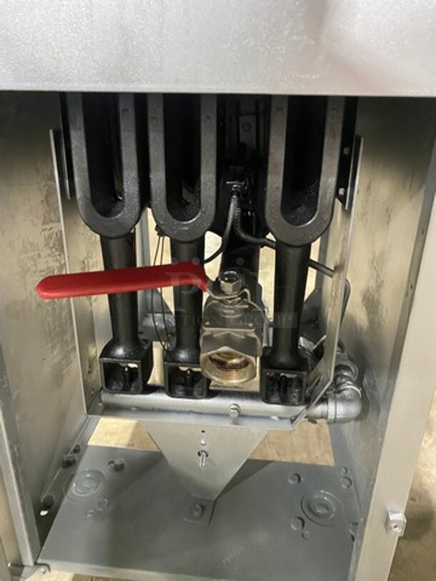 Apexra Commercial Natural Gas Powered Deep Fat Fryer! With 2 Metal Frying Baskets! All Stainless Steel! On Legs! - Image 6 of 8