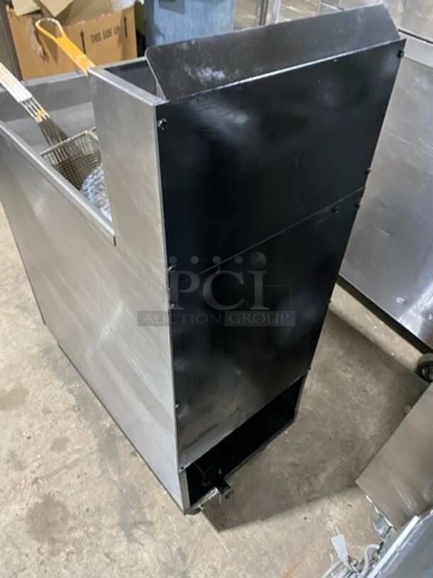 Imperial Commercial Natural Gas Powered Deep Fat Fryer! With Backsplash! With 2 Metal Frying Baskets! All Stainless Steel! On Legs! - Image 4 of 8