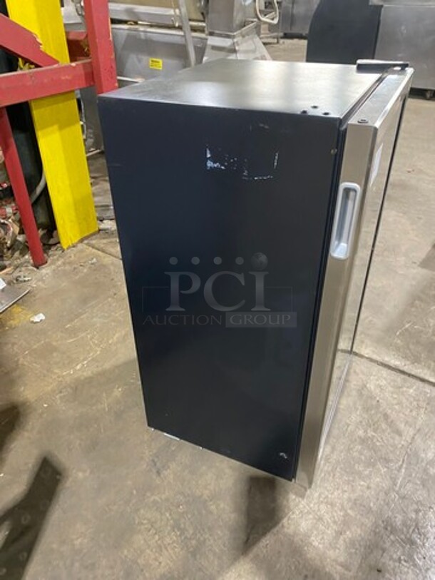 Home Countertop/ Undercounter Mini Fridge! With View Through Door! With Racks! Model: HME030065N 115V - Image 2 of 7
