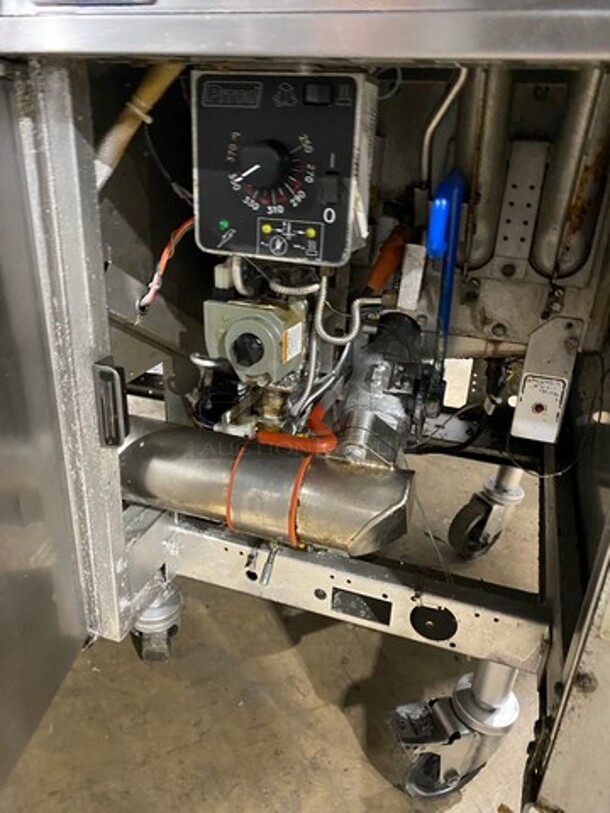 FAB! Pitco Frialator Commercial Natural Gas Powered 4 Bay Deep Fat Fryer! With Middle Fryer Basket Rack! All Stainless Steel! On Casters! Model: SGH50 SN: G10DA010387 - Image 7 of 12